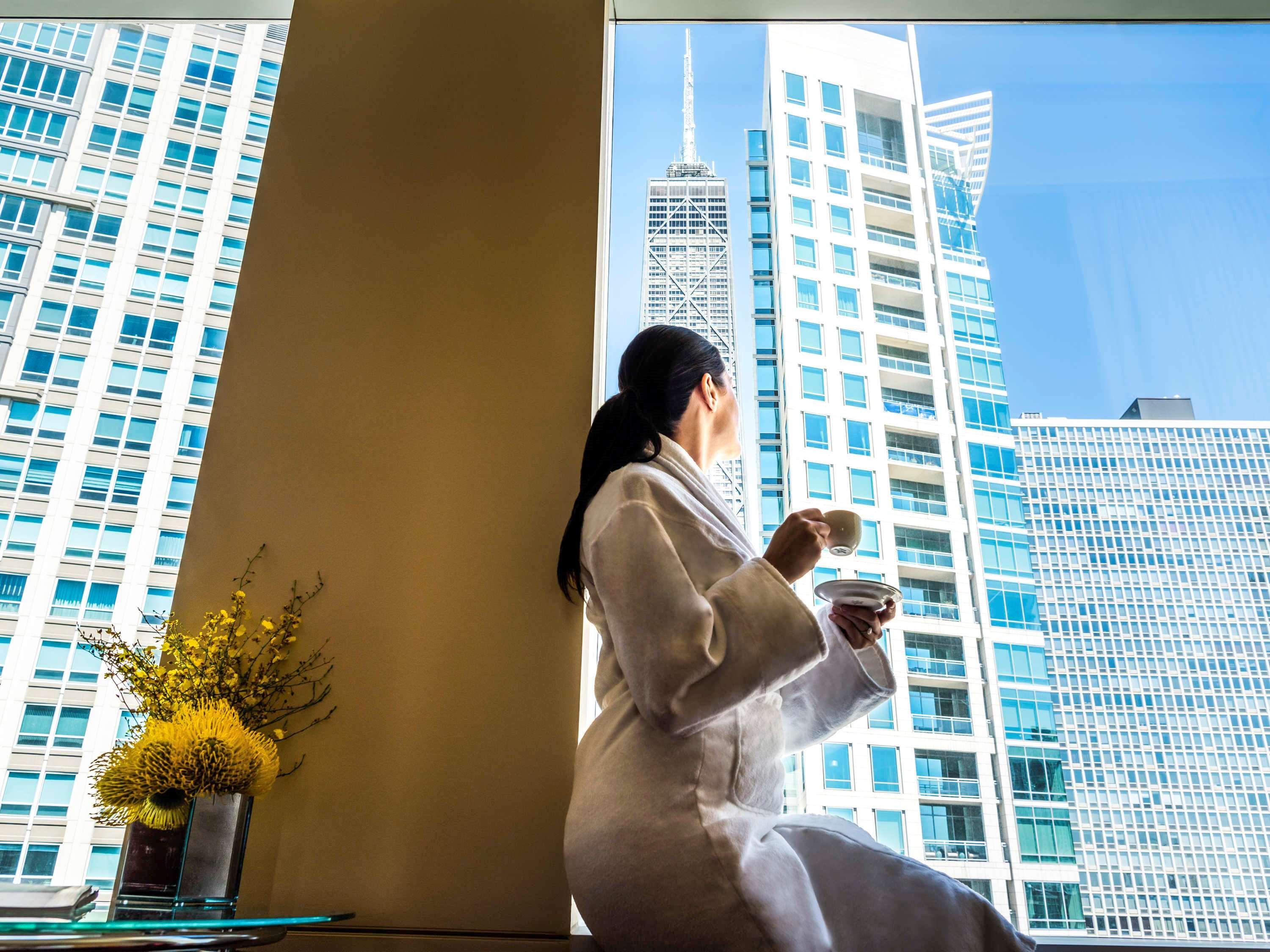 Sofitel Chicago Magnificent Mile Hotel Luaran gambar The view from the hotel