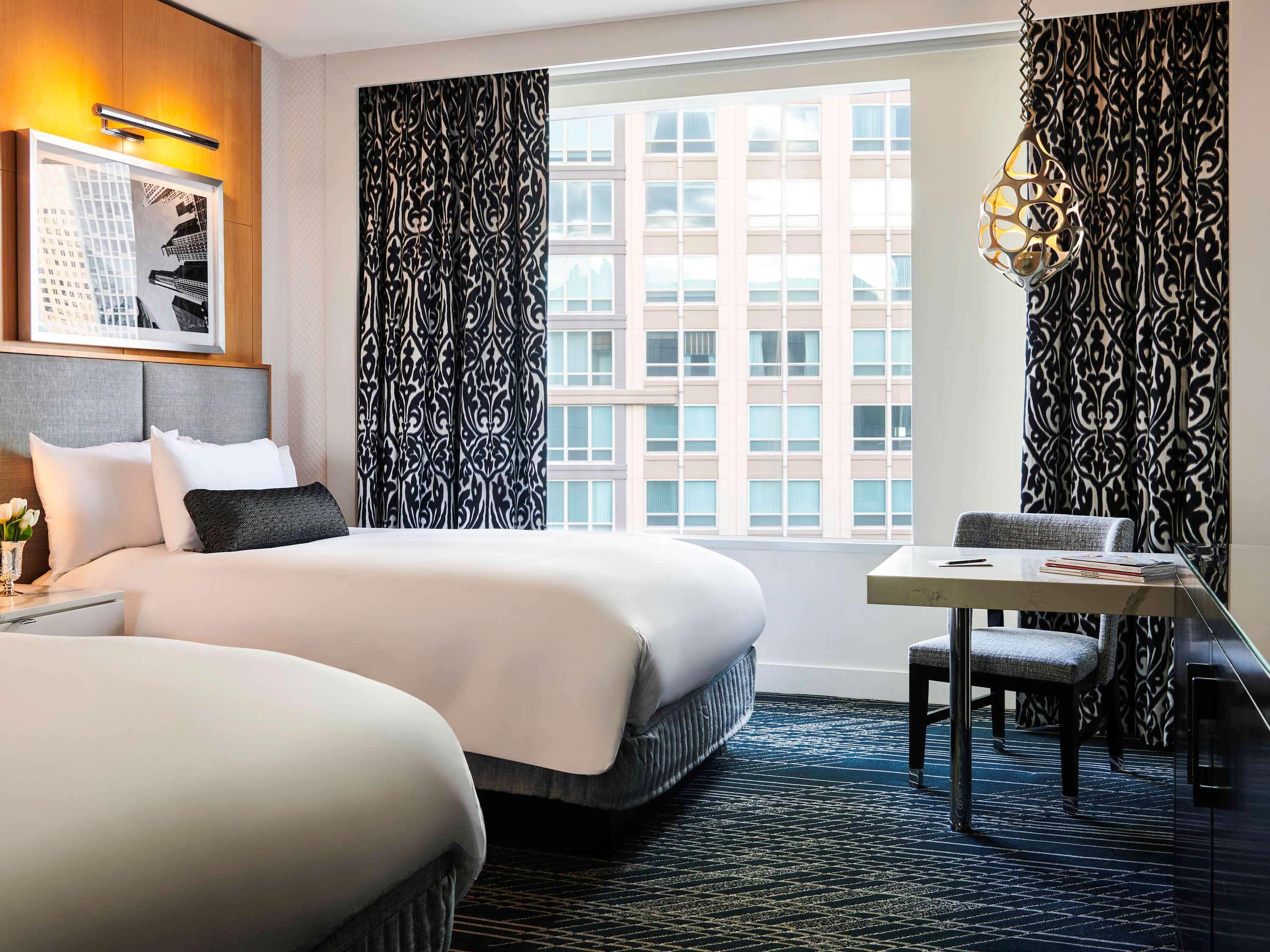 Sofitel Chicago Magnificent Mile Hotel Luaran gambar A guest room at the Hotel Commonwealth