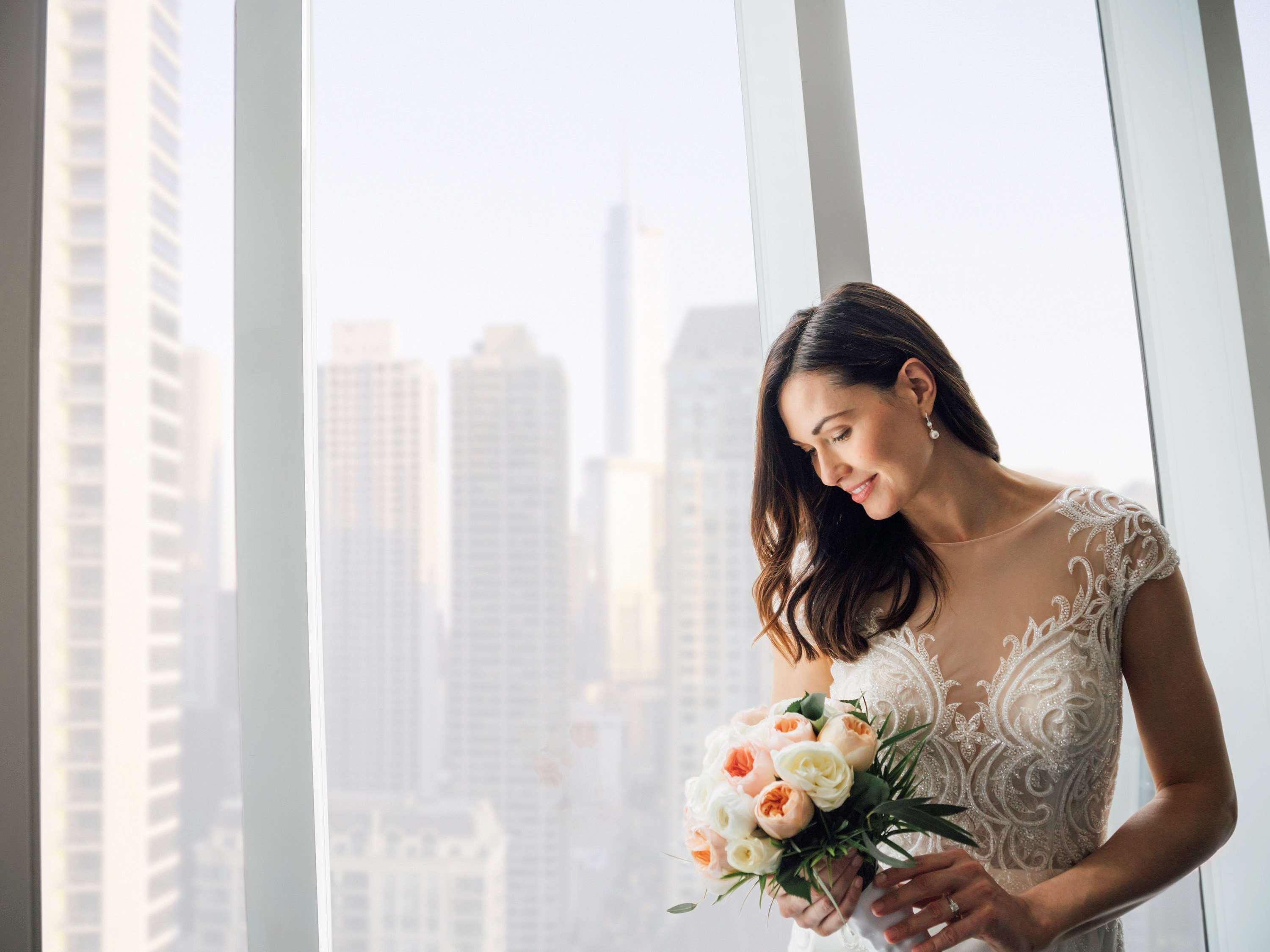 Sofitel Chicago Magnificent Mile Hotel Luaran gambar A bride in a wedding dress
