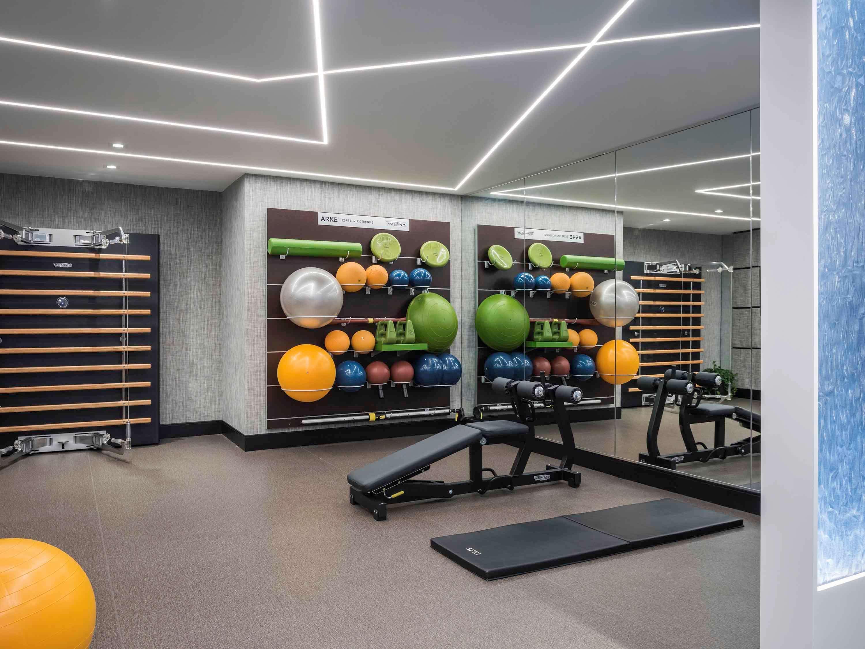 Sofitel Chicago Magnificent Mile Hotel Luaran gambar The gym at the 100 East 53rd Street building