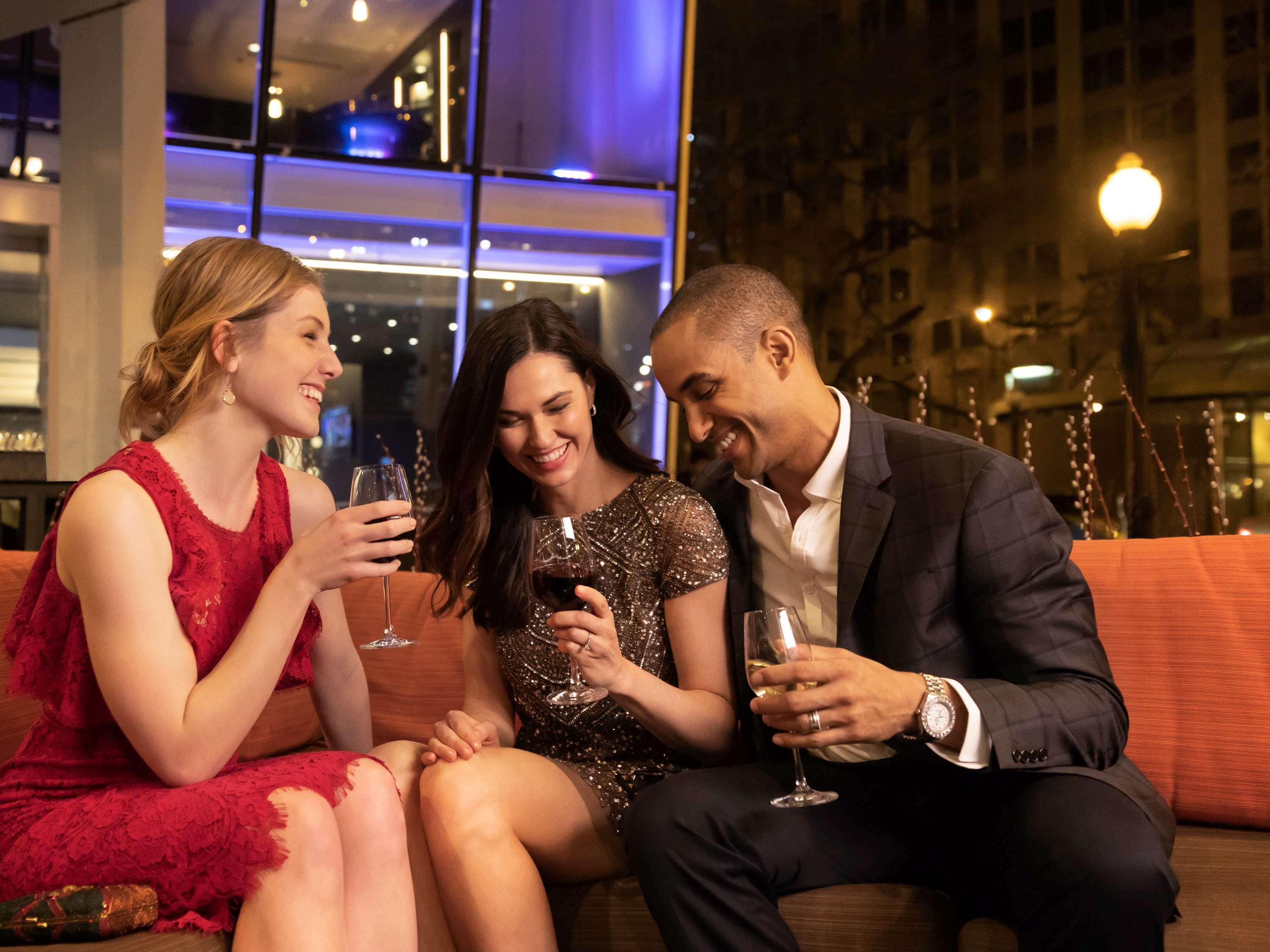 Sofitel Chicago Magnificent Mile Hotel Luaran gambar The 2012 launch of the new Club Lounge at the Hilton London Heathrow
