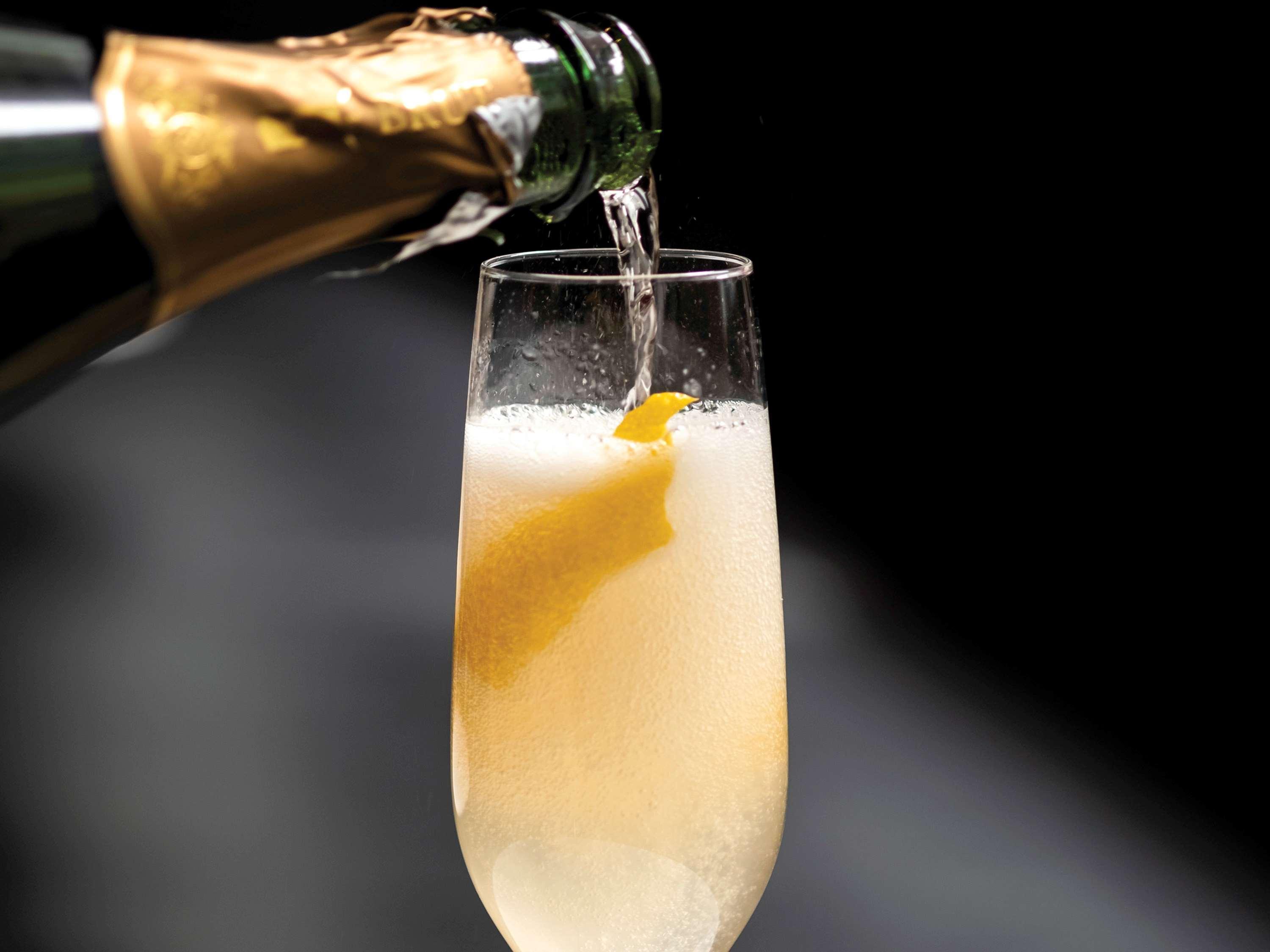 Sofitel Chicago Magnificent Mile Hotel Luaran gambar Champagne being poured