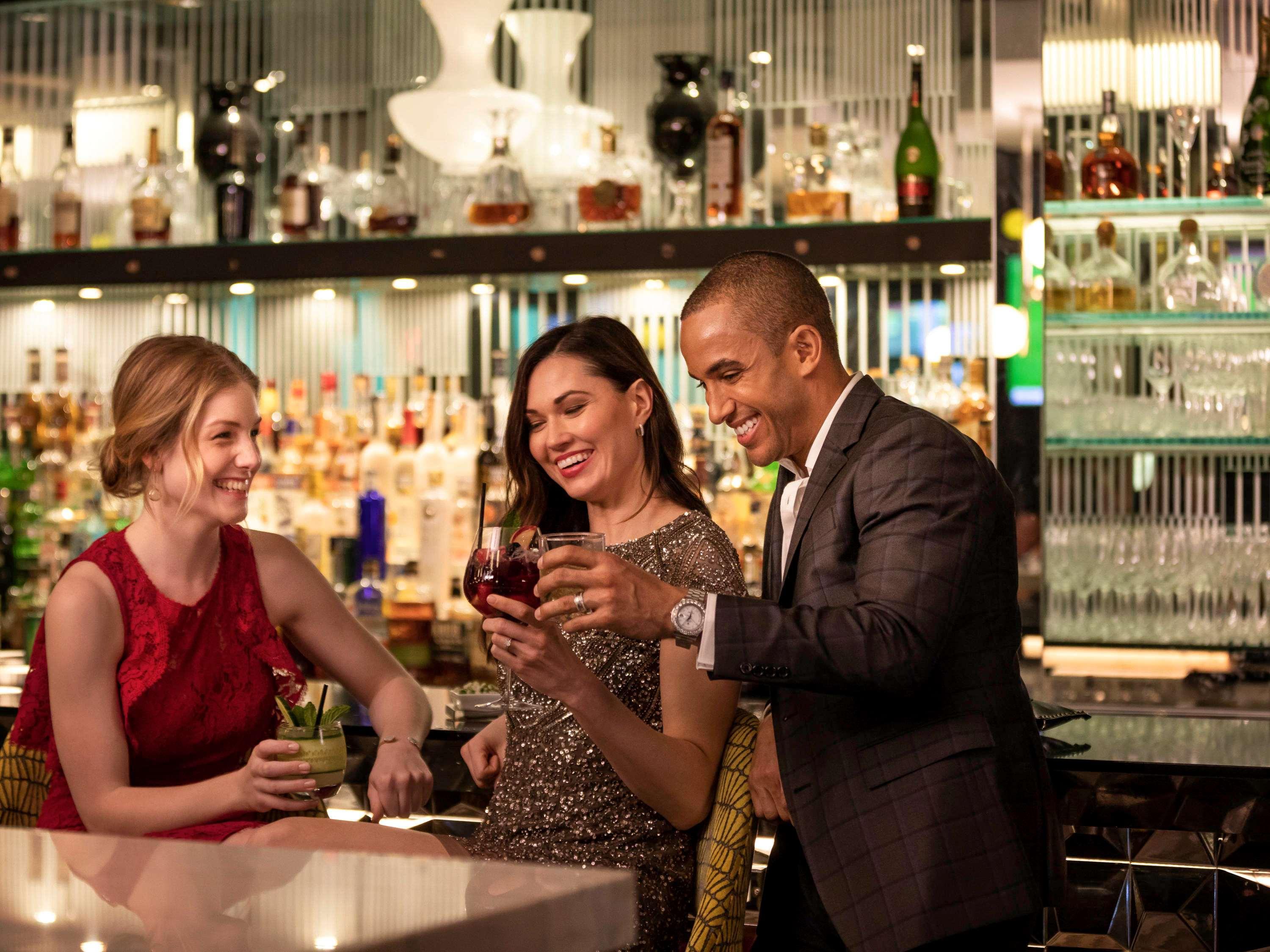 Sofitel Chicago Magnificent Mile Hotel Luaran gambar The bar at the Ritz-Carlton, Boston
