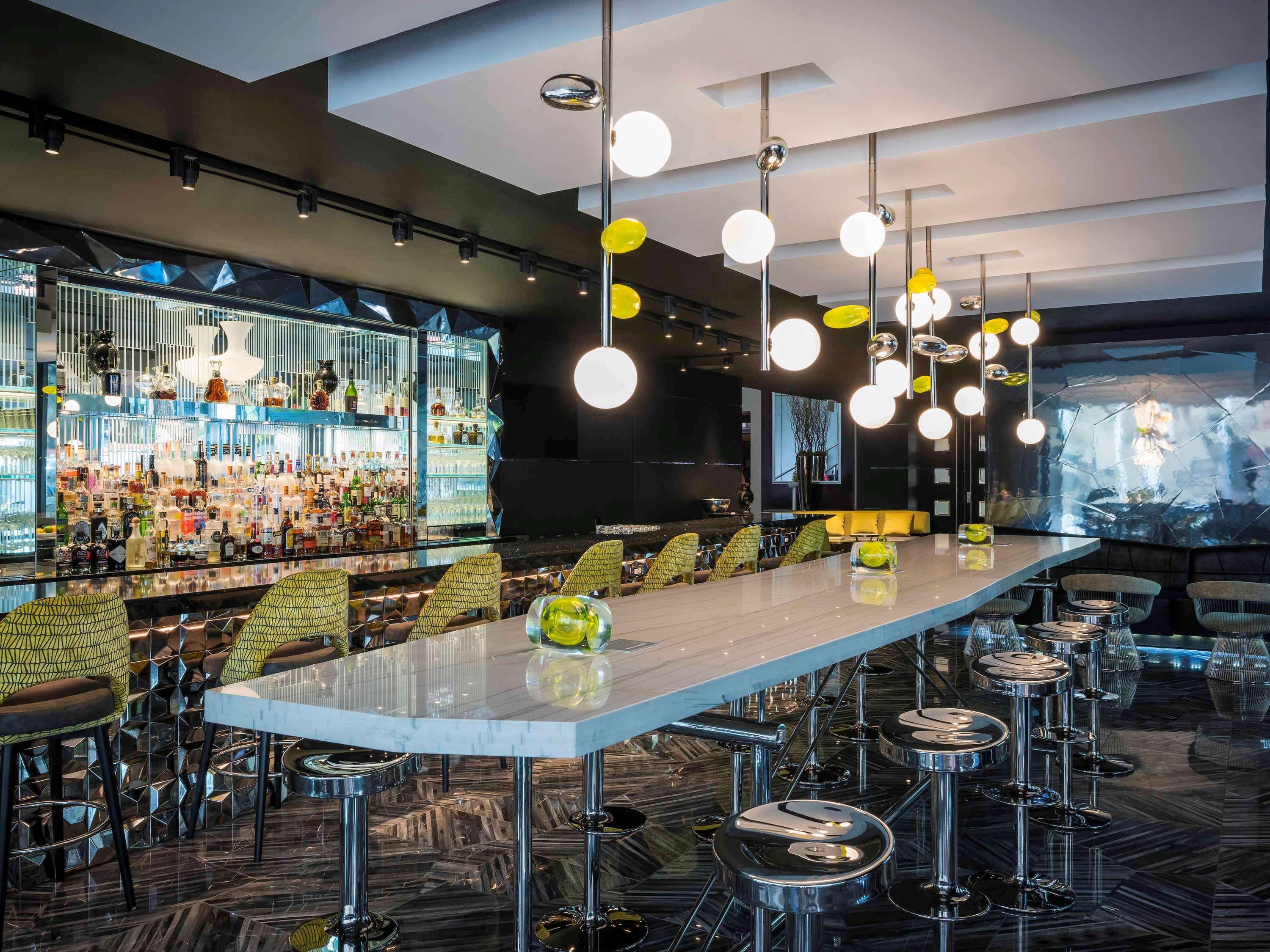 Sofitel Chicago Magnificent Mile Hotel Luaran gambar The bar at the 2012-opened lounge