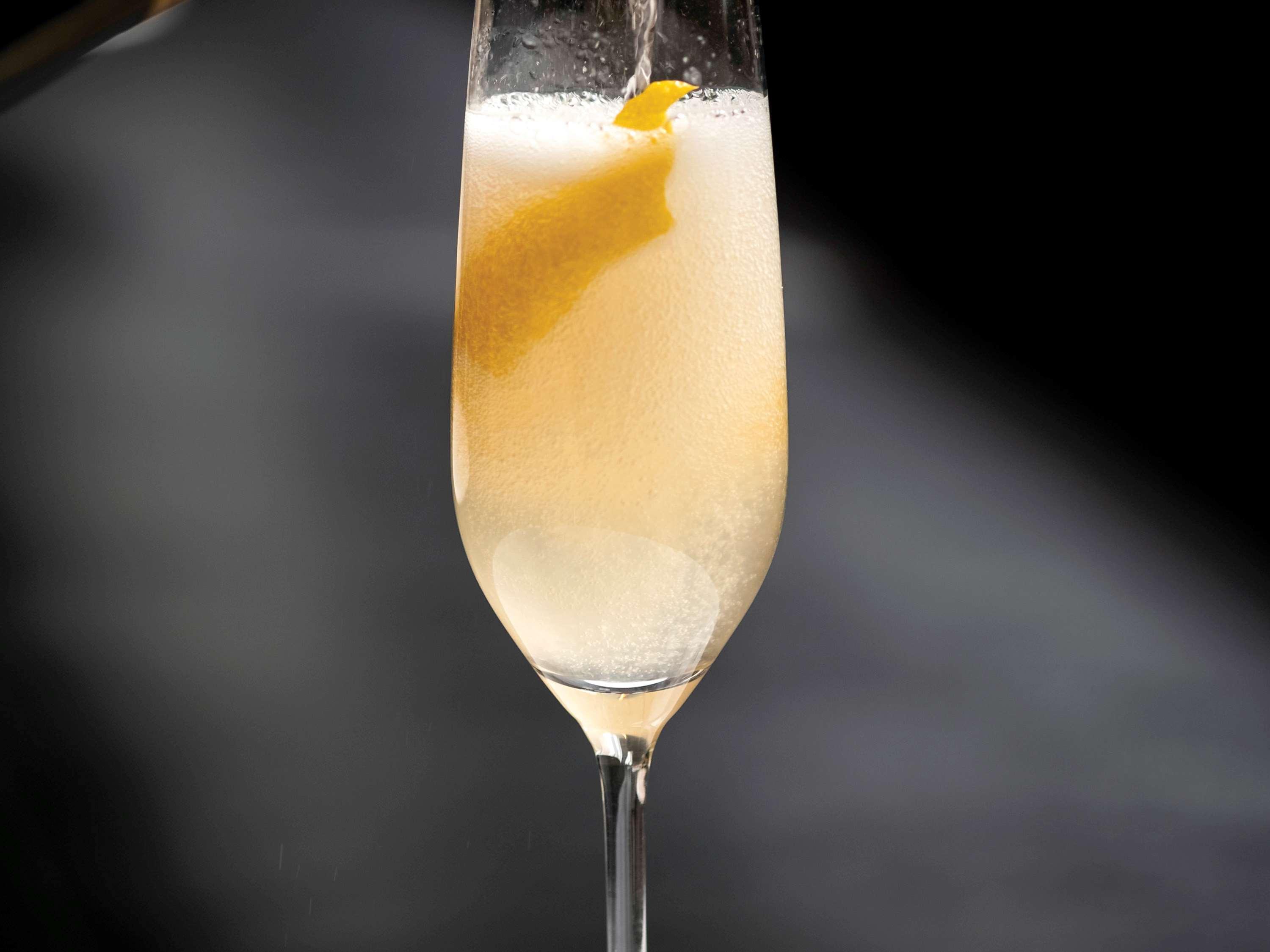 Sofitel Chicago Magnificent Mile Hotel Luaran gambar A French 75