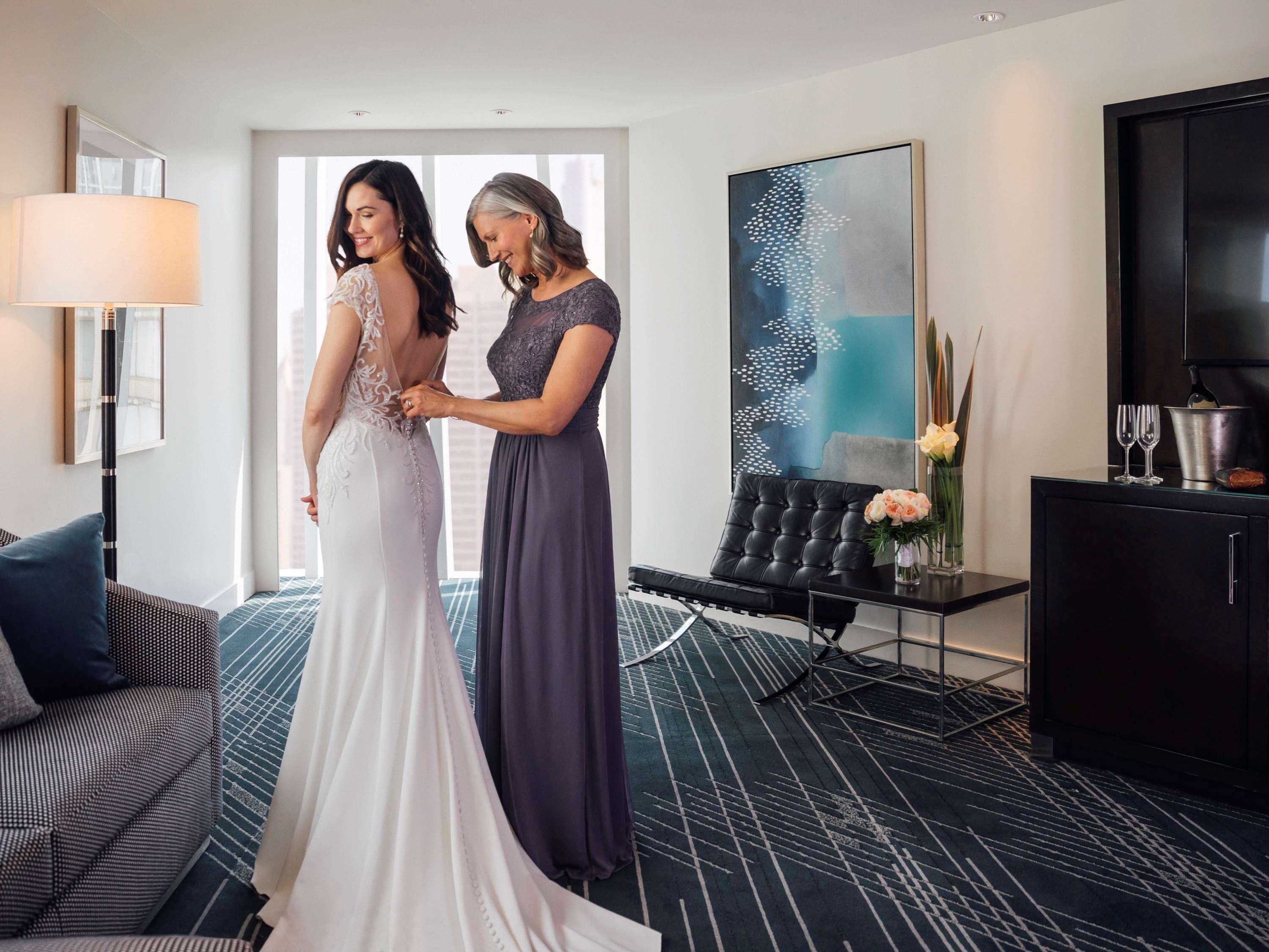 Sofitel Chicago Magnificent Mile Hotel Luaran gambar A mother helping her daughter get ready for her wedding
