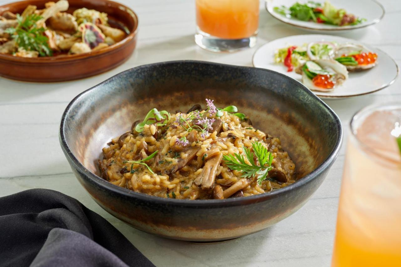 Sofitel Chicago Magnificent Mile Hotel Luaran gambar A bowl of oatmeal
