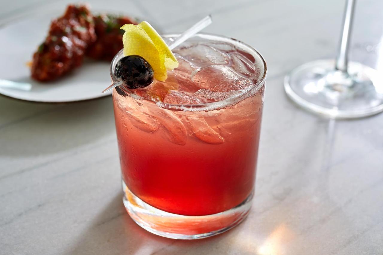 Sofitel Chicago Magnificent Mile Hotel Luaran gambar A Clover Club cocktail