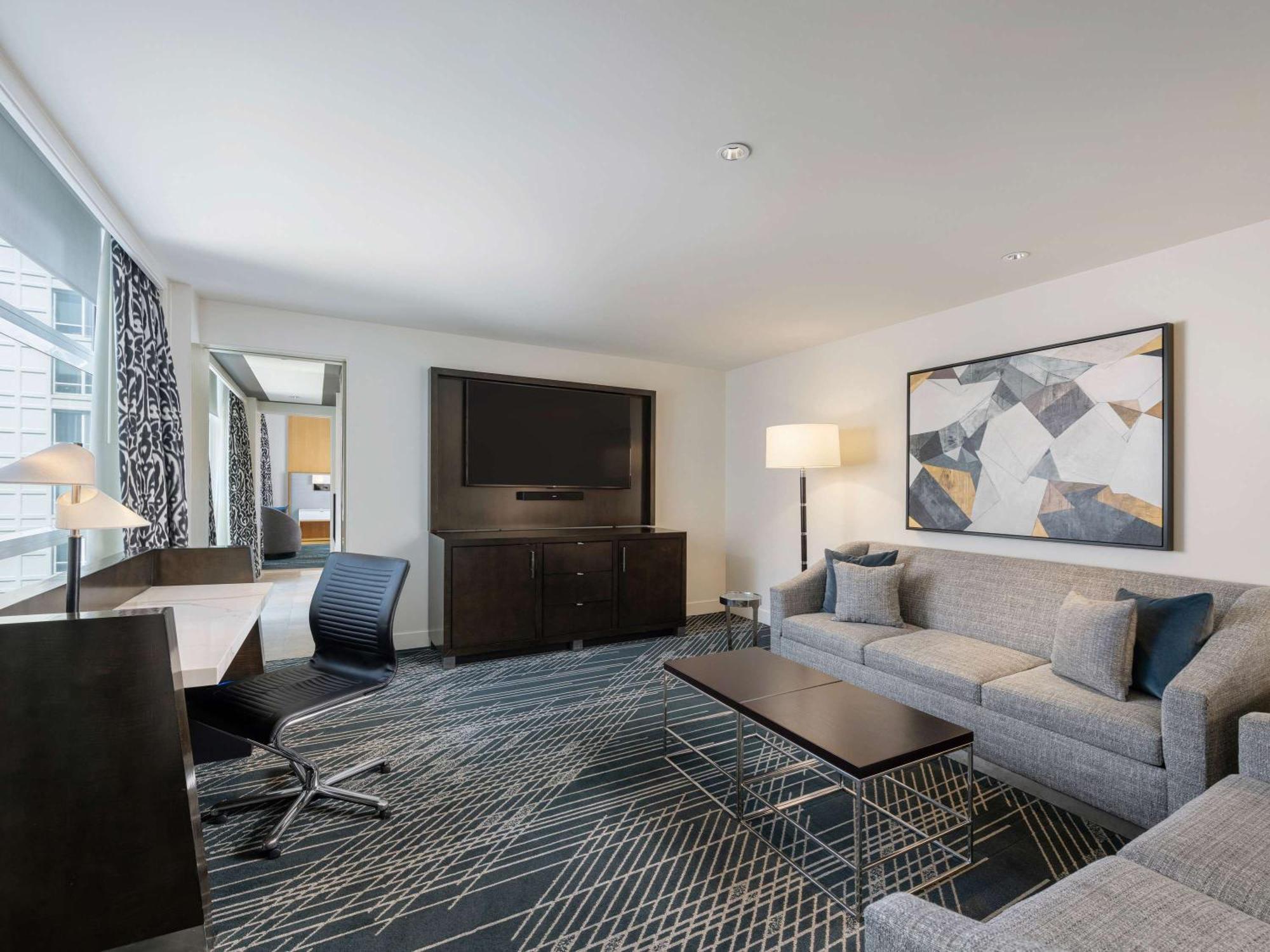 Sofitel Chicago Magnificent Mile Hotel Luaran gambar Living room of a suite at the Hilton San Francisco Union Square