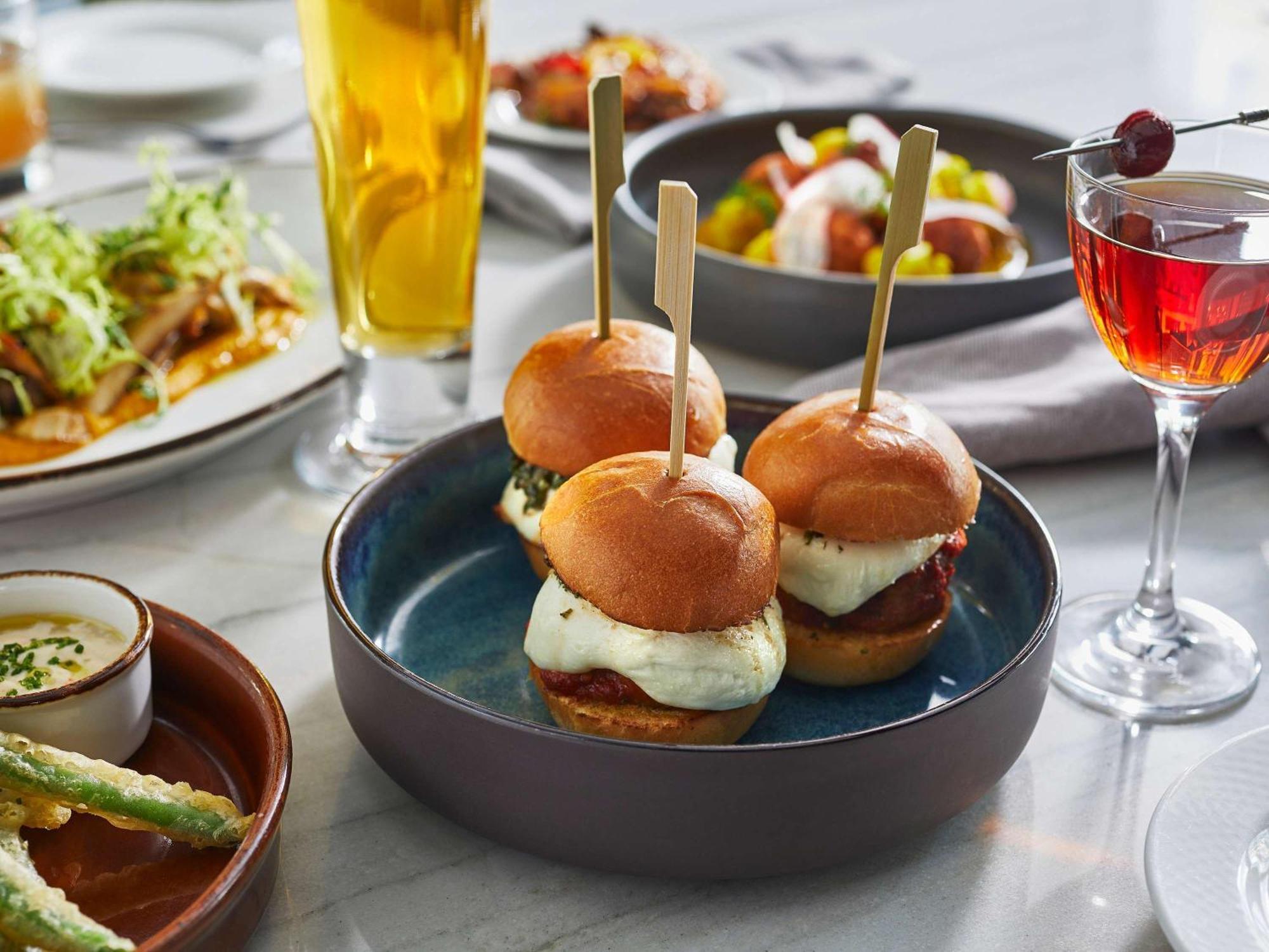 Sofitel Chicago Magnificent Mile Hotel Luaran gambar A selection of tapas