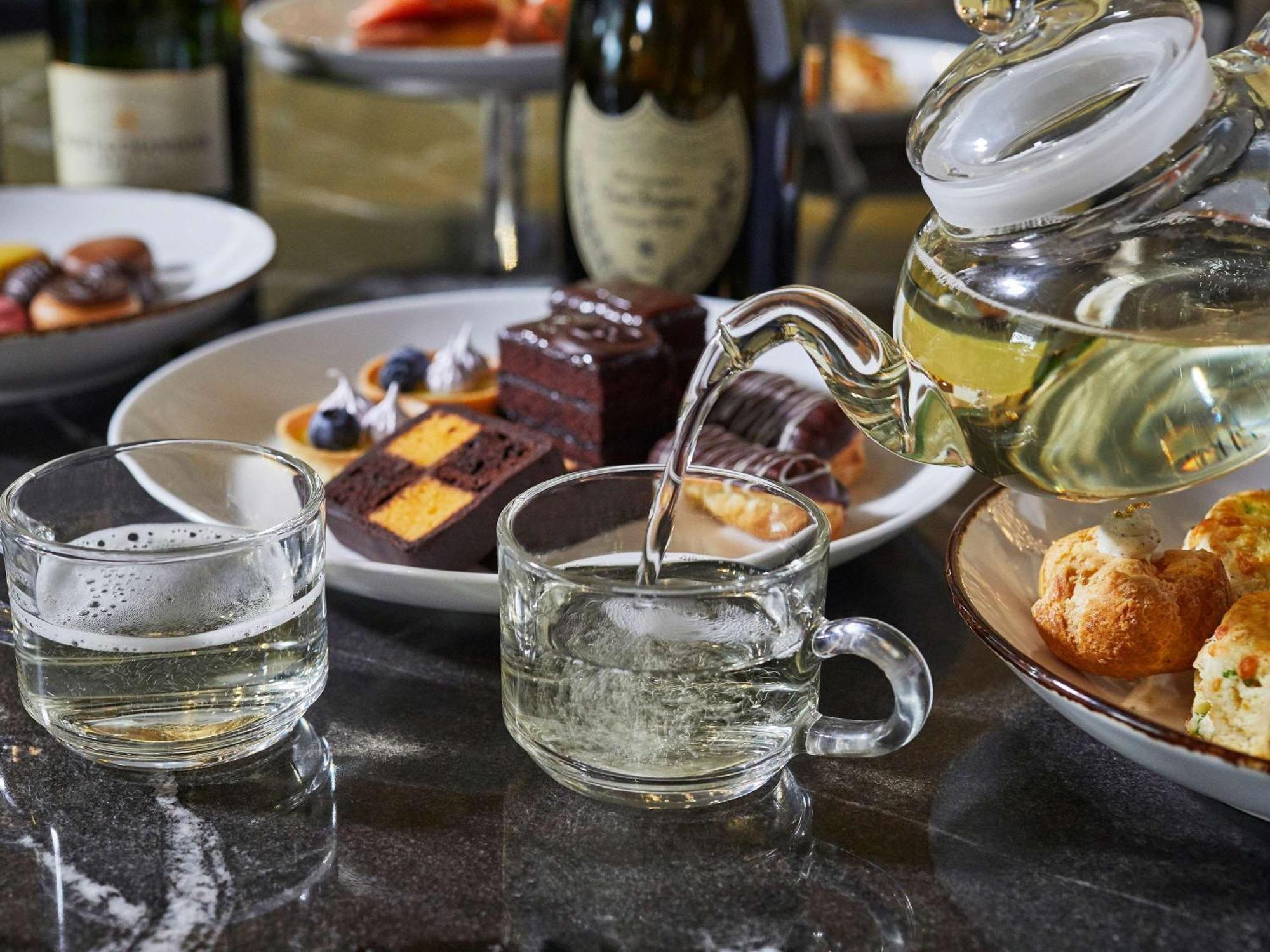 Sofitel Chicago Magnificent Mile Hotel Luaran gambar A glass of Champagne being poured