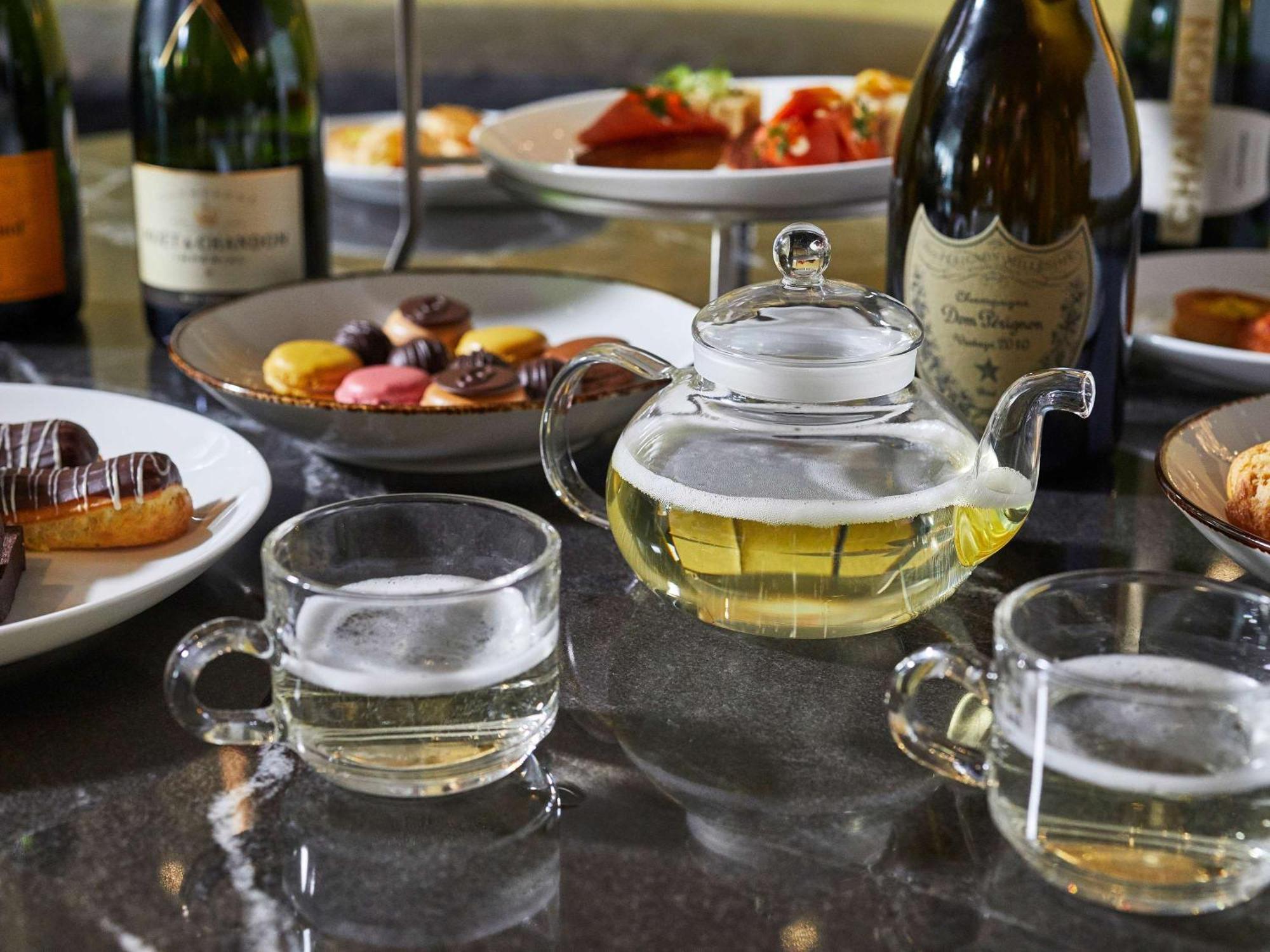 Sofitel Chicago Magnificent Mile Hotel Luaran gambar A glass teapot of white tea
