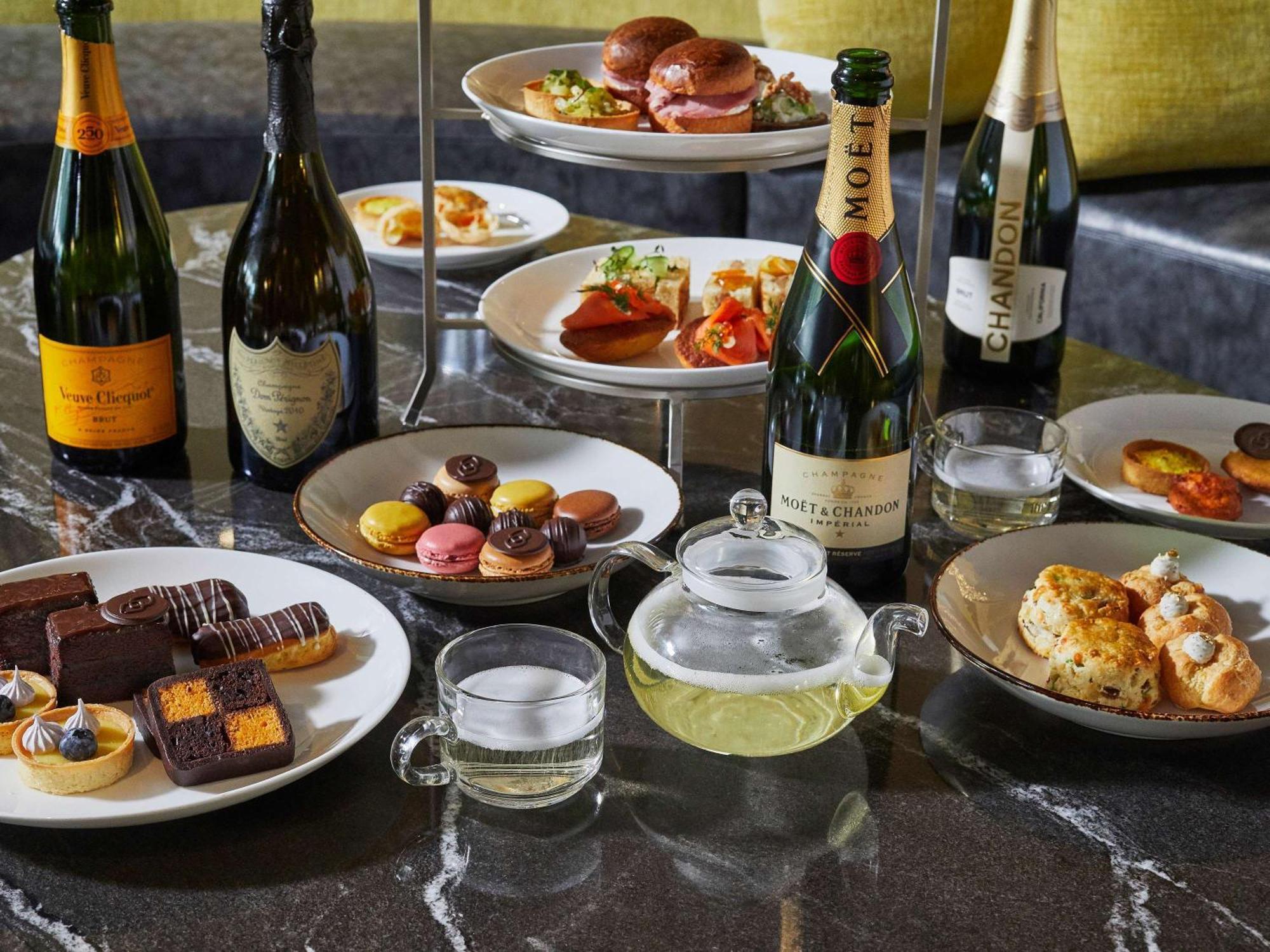 Sofitel Chicago Magnificent Mile Hotel Luaran gambar Champagne and French desserts