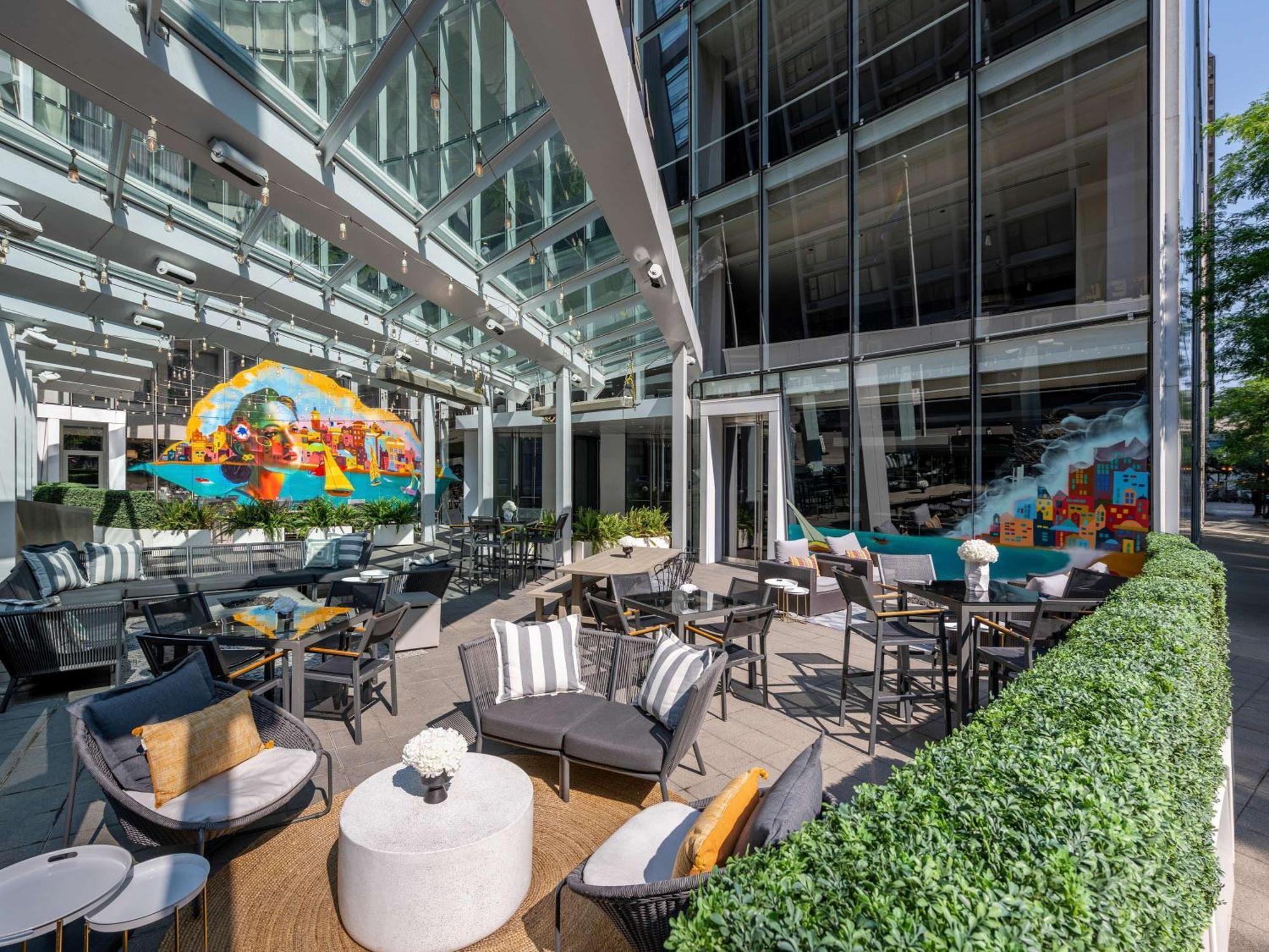 Sofitel Chicago Magnificent Mile Hotel Luaran gambar The Terrace at The Standard East Village