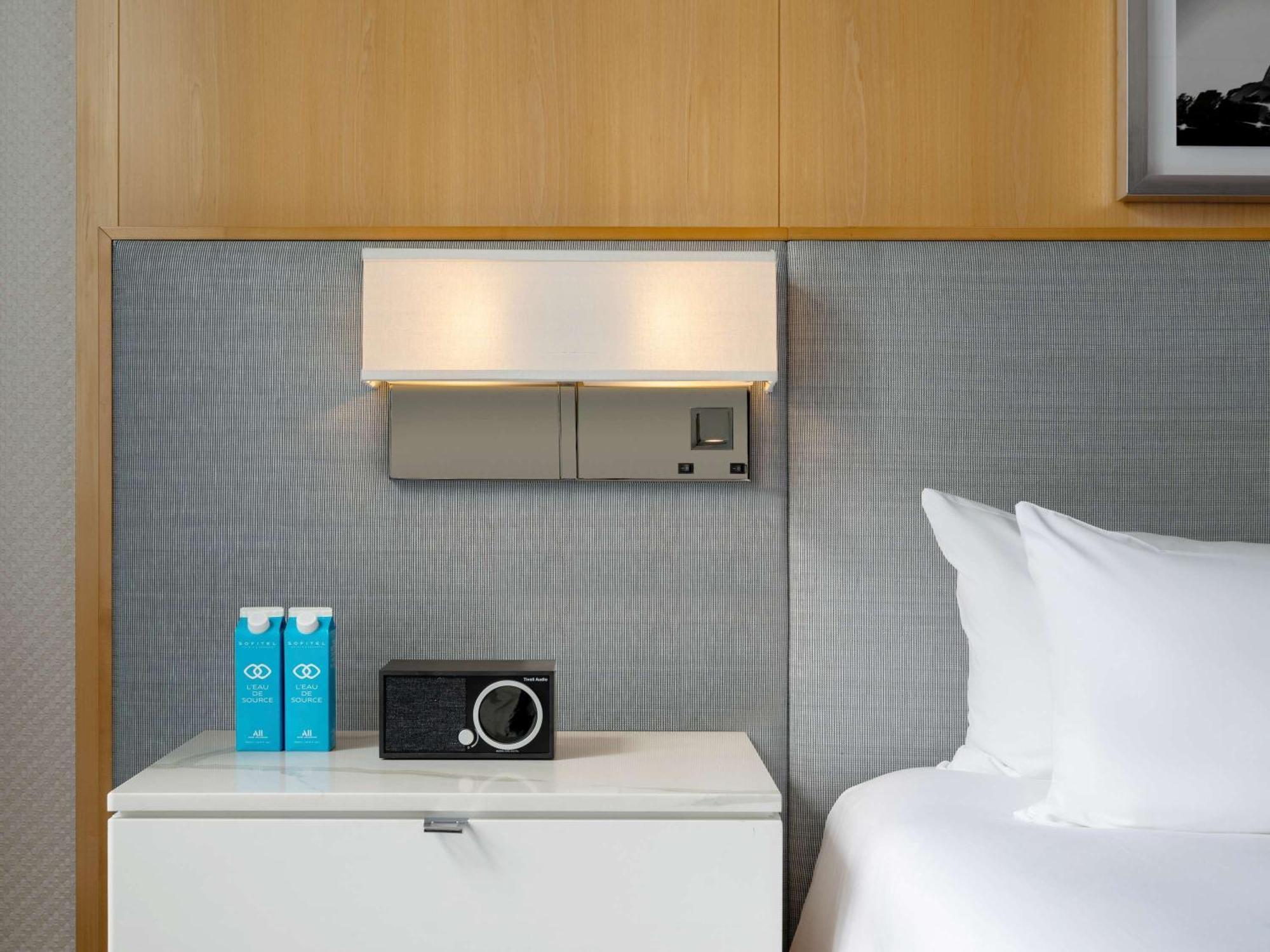 Sofitel Chicago Magnificent Mile Hotel Luaran gambar A bedside table with a built-in alarm clock