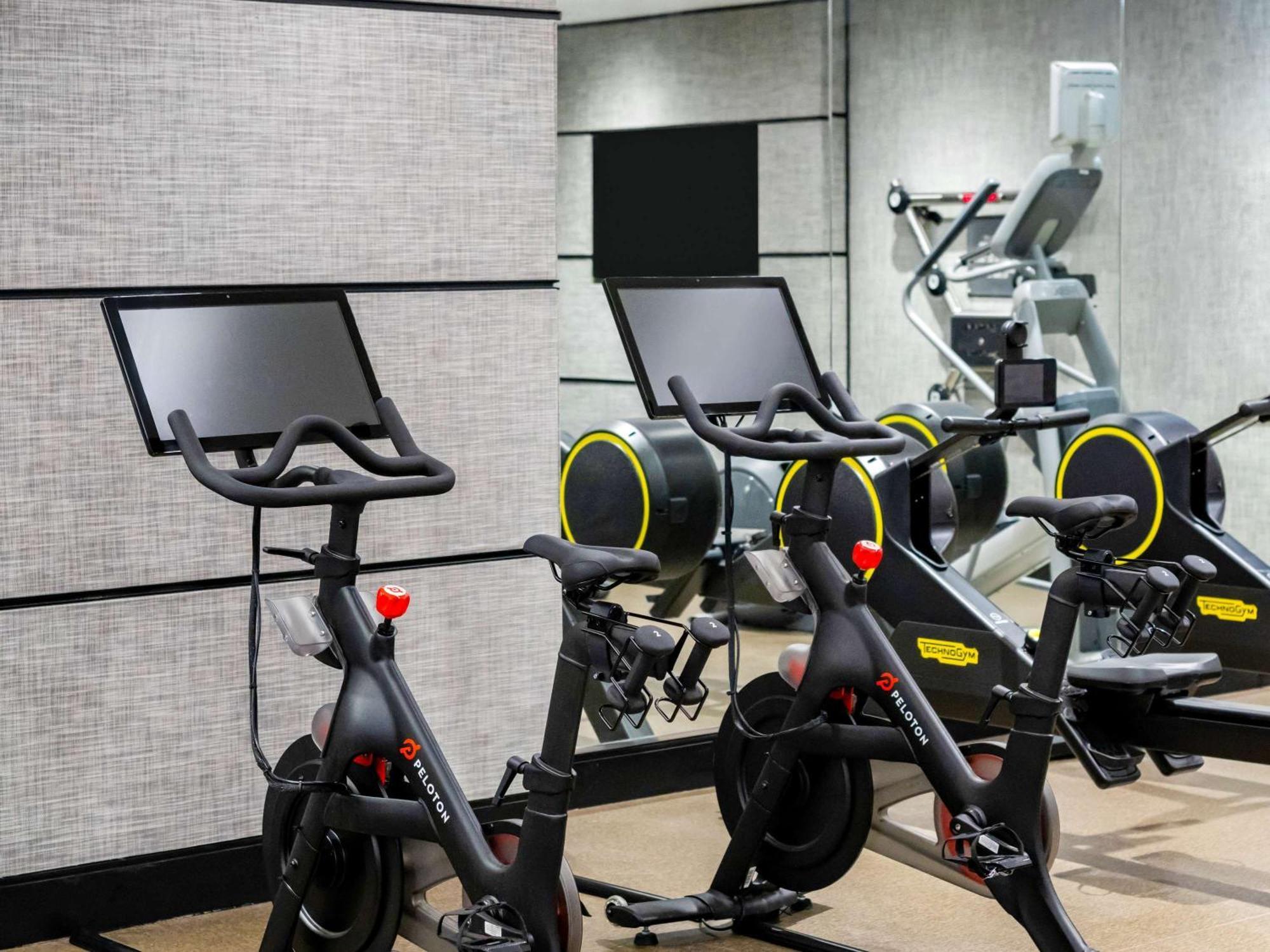 Sofitel Chicago Magnificent Mile Hotel Luaran gambar Peloton stationary bicycles