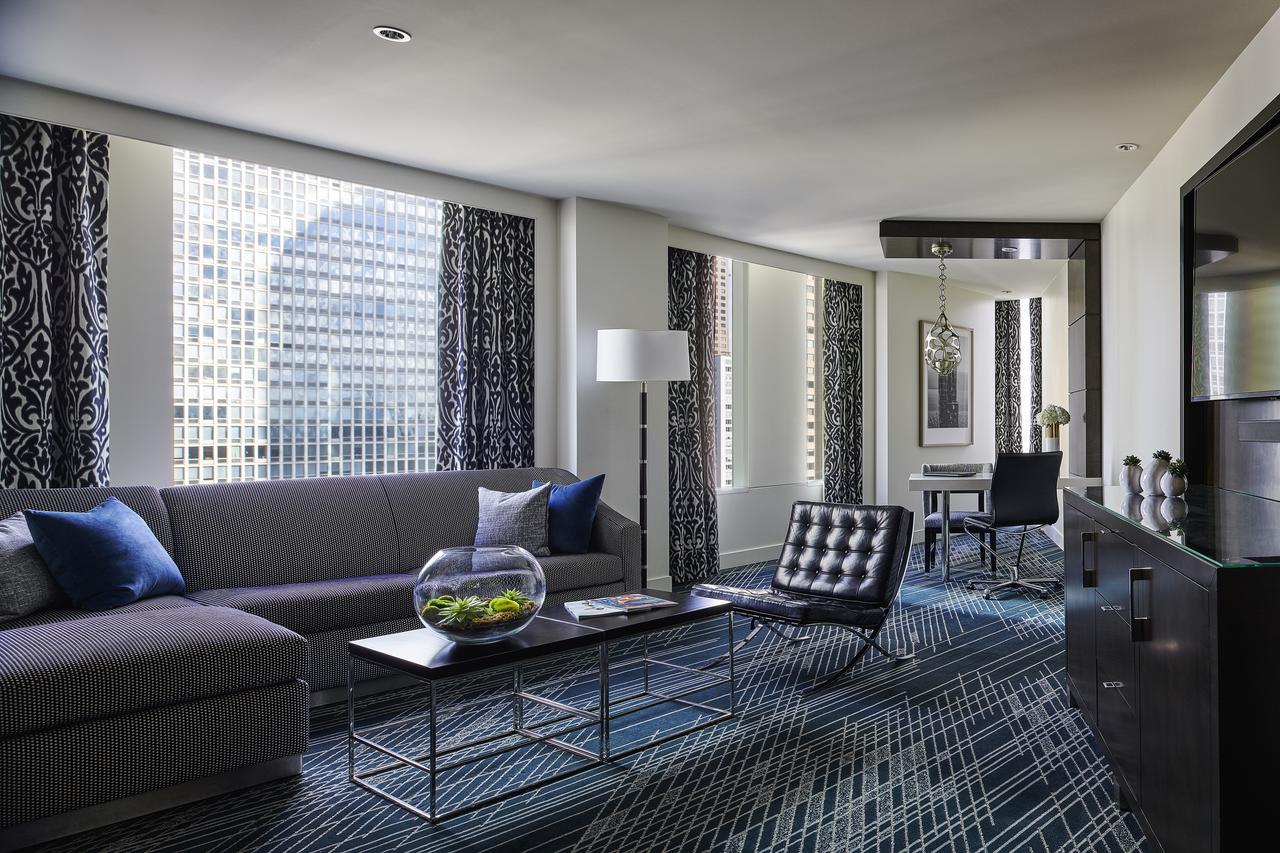 Sofitel Chicago Magnificent Mile Hotel Luaran gambar A suite at the London InterContinental